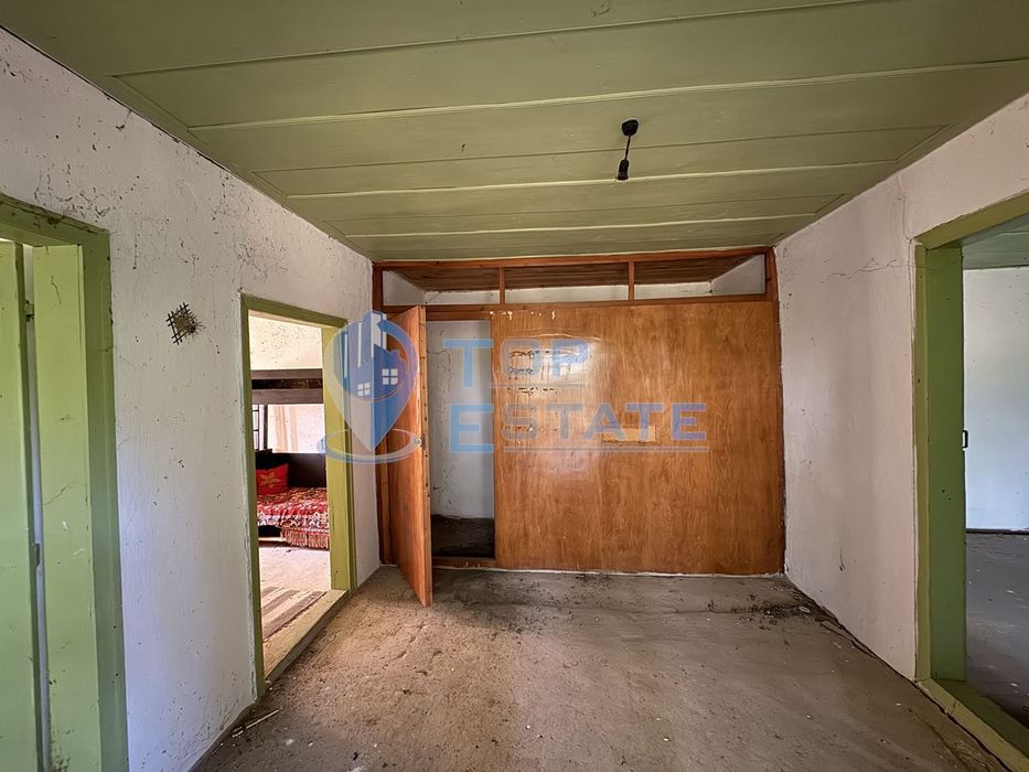 Тухлена къща с кладенец и голям двор в село Павел, област Велико Търн