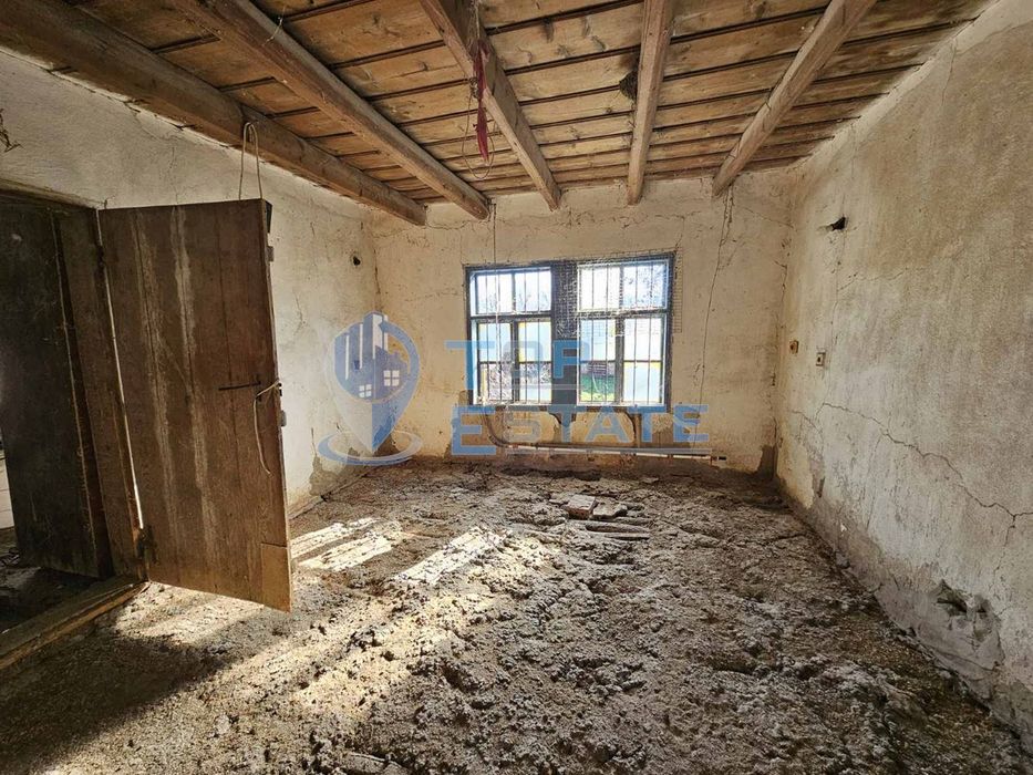 Двуетажна къща с кладенец и допълнителни постройки в с. Стефан Стамбо