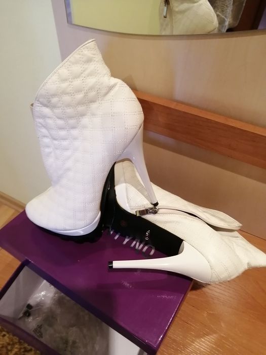 Ботильоны на высоком каблуке, новые.