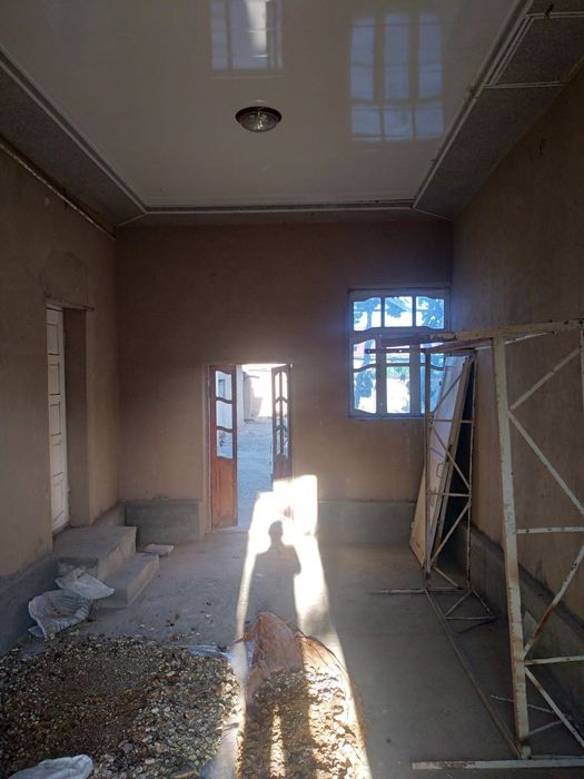 Navoiy viloyati Karmana tumanida 8 sutixli uy sotiladi