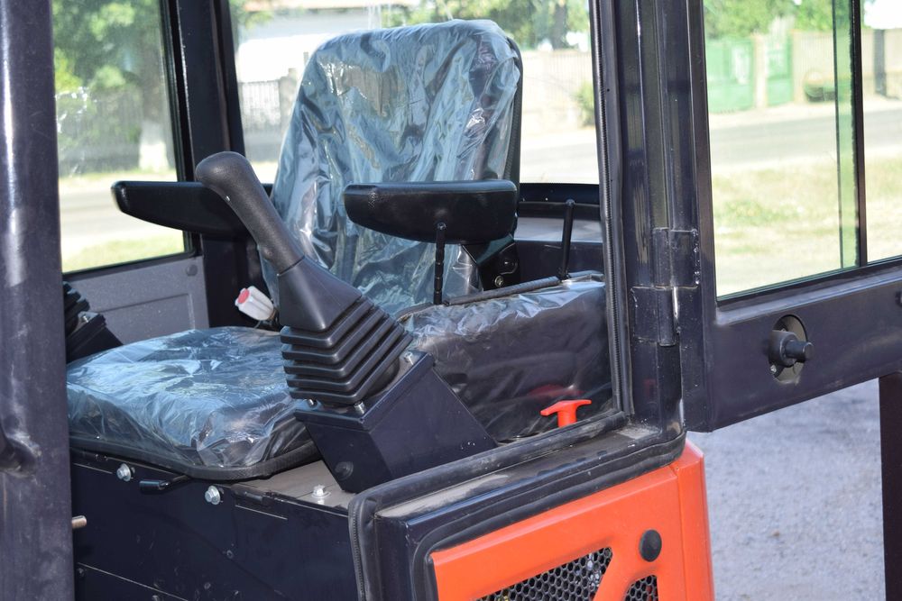 Miniexcavator pe șenile SMACH YF16E – Cabină închisă