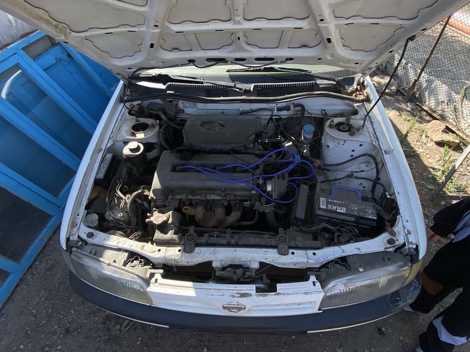 Nissan Primera и мотоцикл в профиле