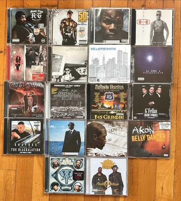 CD orig hip hop: Snoop Dogg, 50 Cent, Beastie Boys, Akon, Jay-Z, W. Jean, Coolio, 2Pac