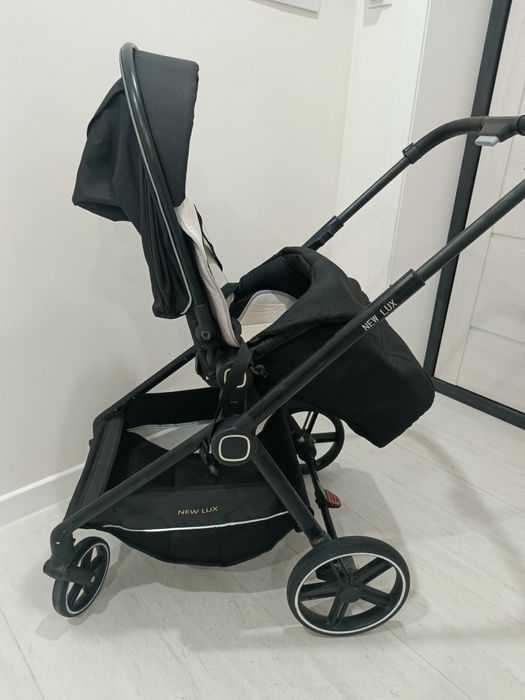 Продам детскую коляску +подарок детский столик