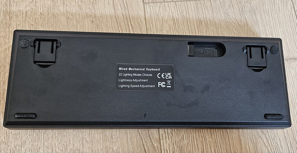 Tastatură mecanică wireless cu iluminare RGB – Ca nouă!