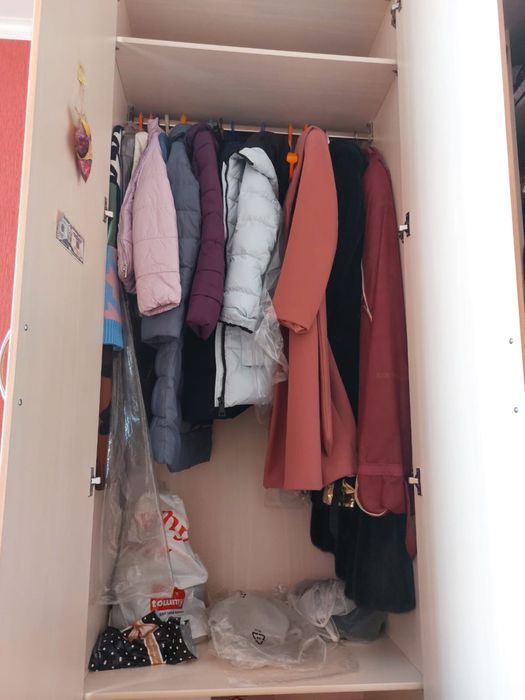 Плательный шкаф светлый