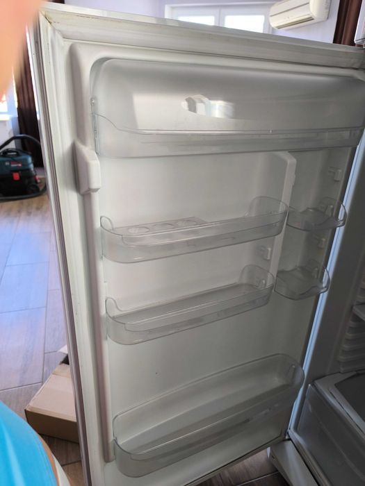 Хладилник с фризер Индезит