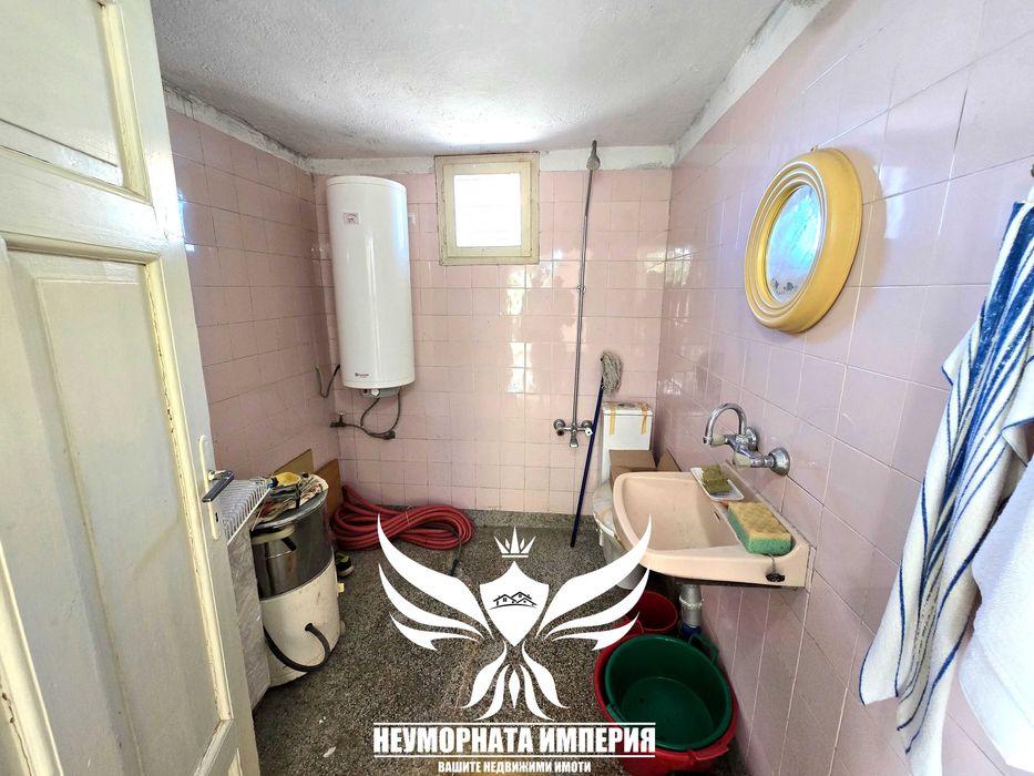 Продавам двуетажна вила/къща 140РЗП с 760кв.м. двор село Новаково