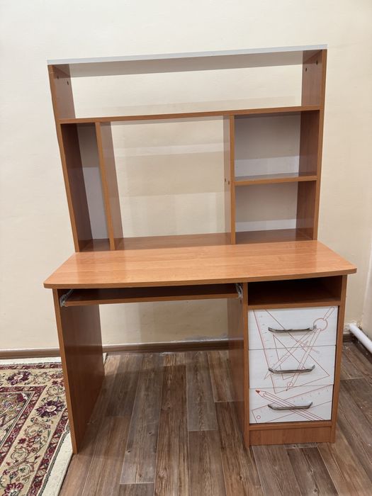 Продаётся письменный стол