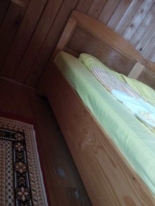 2 uși și 2 paturi din lemn masiv