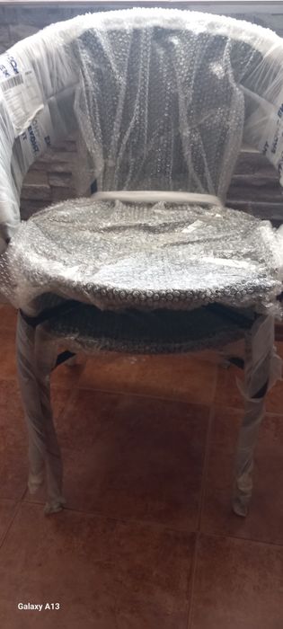 Продавам нова ратанова маса с 2 ратанови стола.