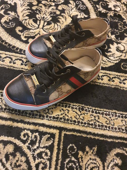 Papuci  Gucci model frumos .size  36