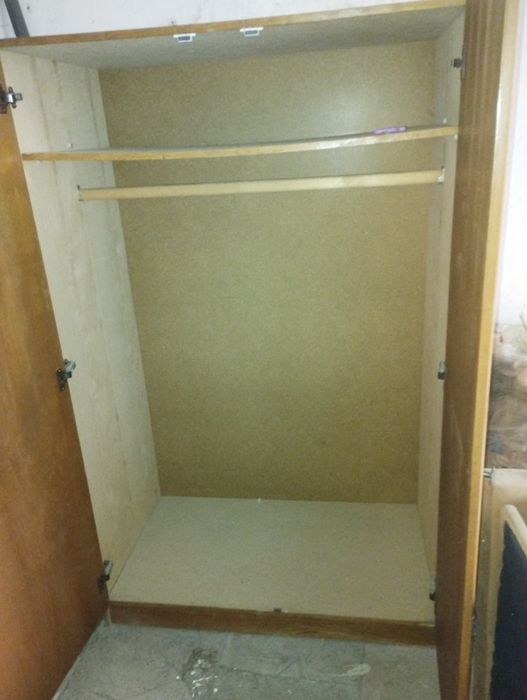 Vând dulap din lemn masiv