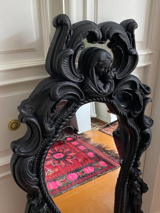 Зеркало в гипсовой раме