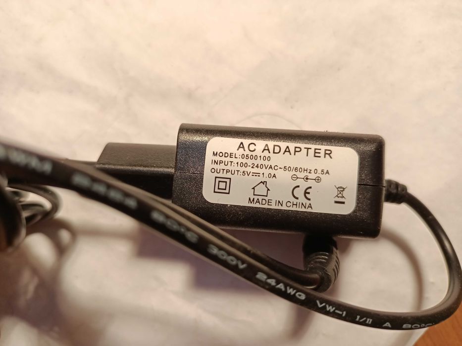 Продам адаптер питания   5V--1A.