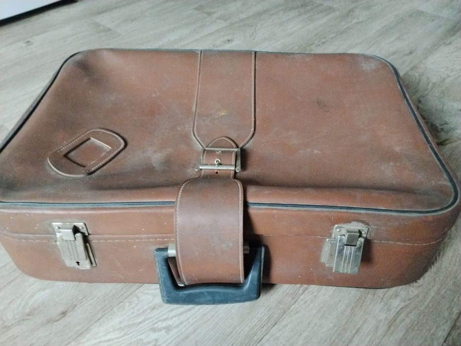 Продам чемодан старый