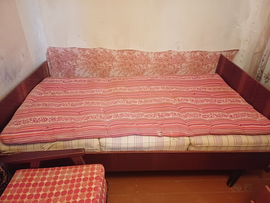 Домашние вещи,Стол тумба кровать 2 и 1,5 ,диваны и кресло. Дешево..