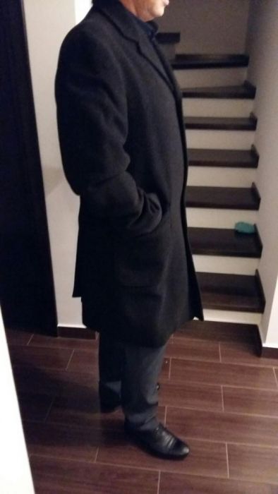 Palton elegant din stofa de culoare neagra cu insertii pe grii inchis