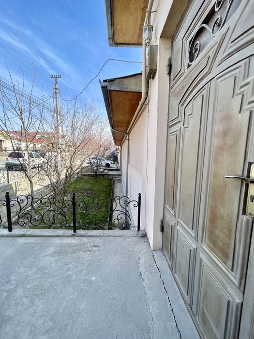 Pobeda maxallasida Xovli sotiladi Yolni yuzida joylashgan.9sotix 9xona