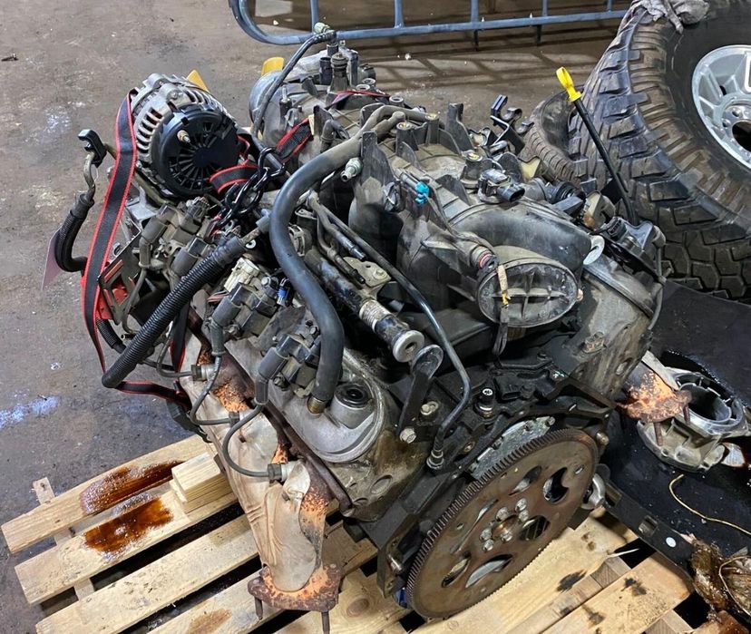 Dezmembrez motor Hummer H2 6.0 benzina