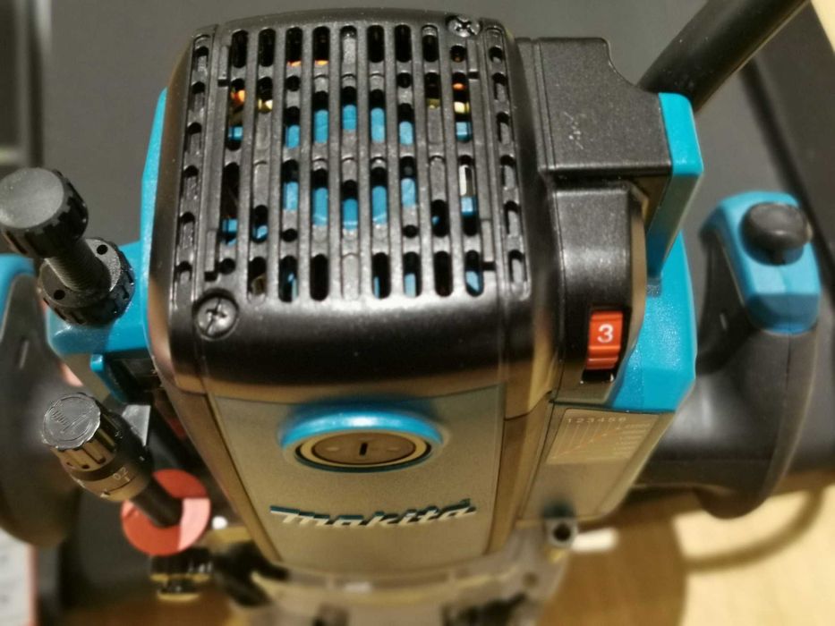 Оберфреза Макита oberfreza Makita RP2301FC  с куфар и 7 ножа фрезера