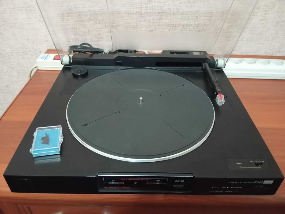 Винтажный тангенциальный проигрыватель винила SANSUI.