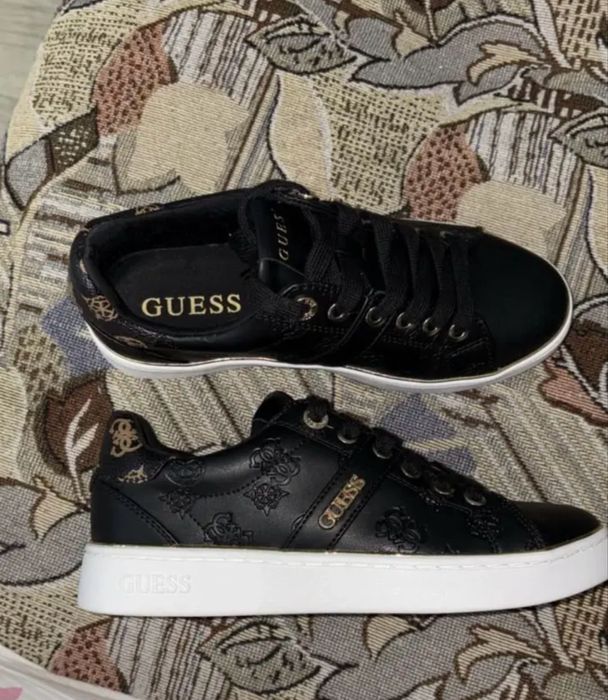 Кроссы Guess,новые с коробкой