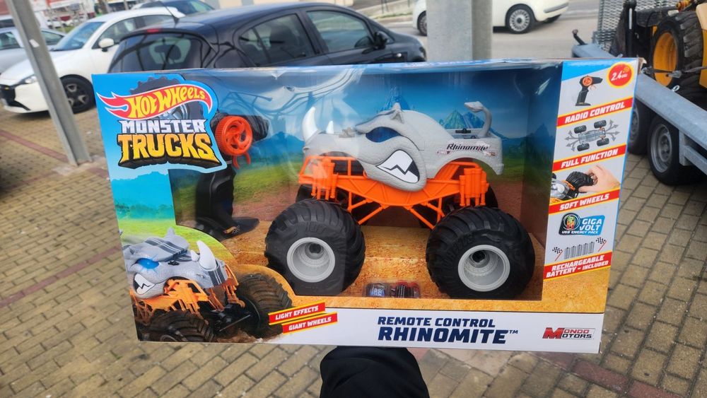 Кола/джип с дистанционно Hotwheels