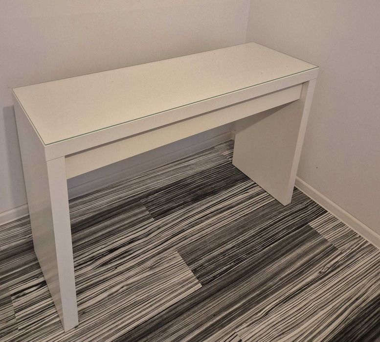 Mobilier apartament – canapea IKEA ASARUM + bucătărie MDF + masă IKEA NORDEN + corp make-up IKEA
