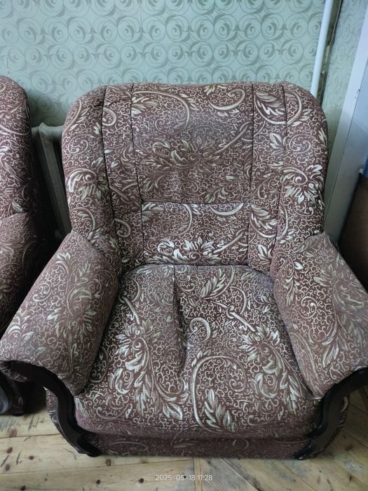 Продается мягкая мебель - диван и кресла.