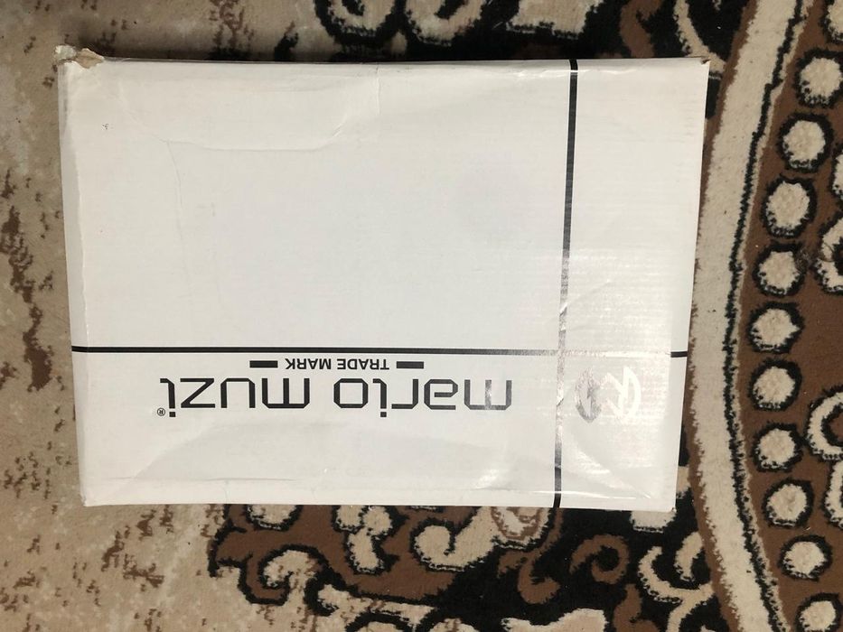 Арзан бағада киімдер сатылады.