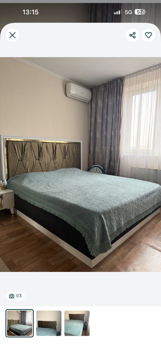Двуспальная кровать с матрасом с тумбочкой