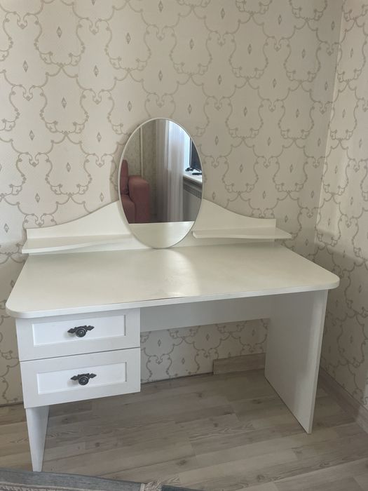 Подам столик с зеркалом в хорошом состояний