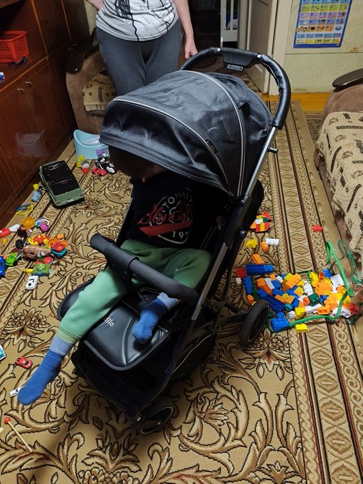 Продается коляска с 3 позициями в хорошем состоянии + в подарок матрас