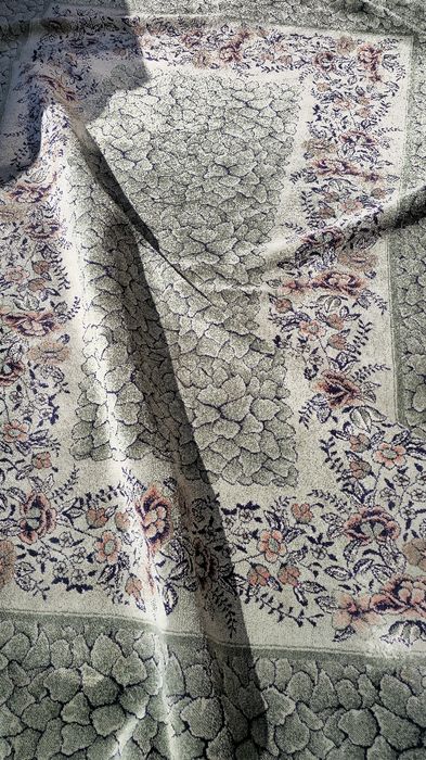 Красив персийски  килим с флорални мотиви