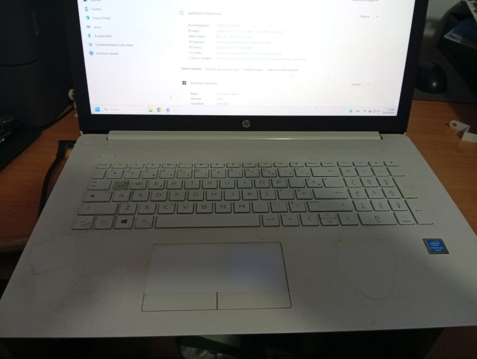 Laptop HP 17 cu mici probleme estetice dar functional