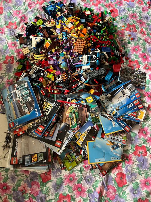 Piese lego și cărți