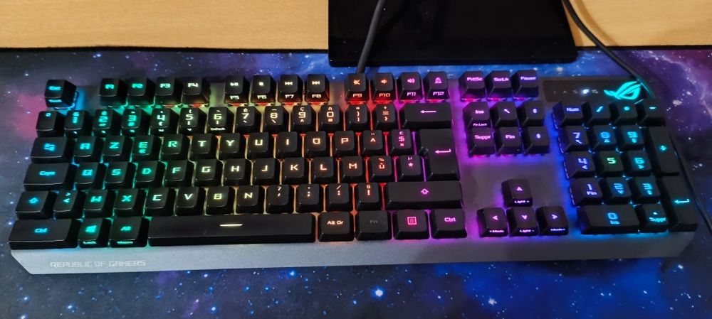 Клавиатура геймърска и мишка
