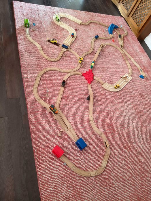 2-3 seturi de șine din lemn Playtive (Lidl)+semne de parcare+accesorii +câteva trenulețe chuggington– ideal cadou mare!