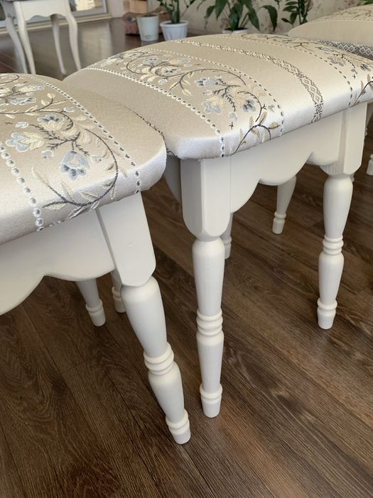 Красивые табуретки, стол ручной работы