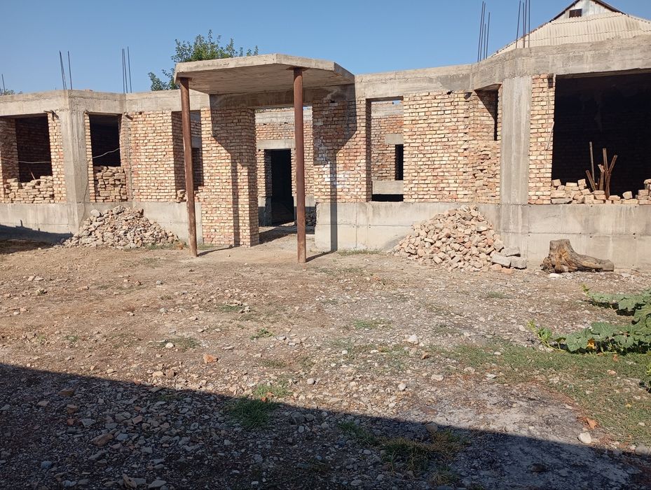 Guliston shahari Barahayot ko'chasi  Boy mahallda 7 xonali 2 qavat