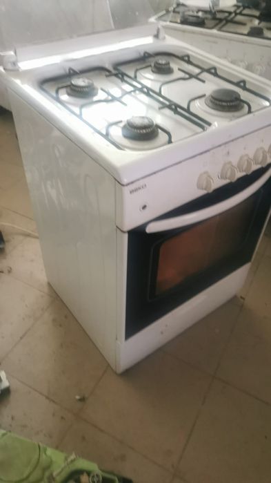Vând aragaz și cuptor cu microunde vând urgent