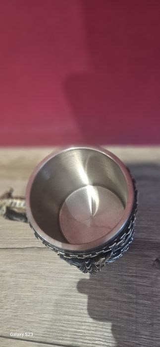 Готическа чаша с дракон и мечове