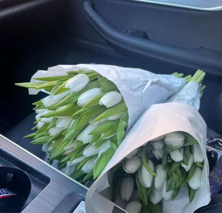 Букеты тюльпанов с оформлением