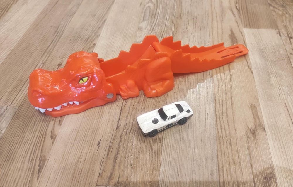 Продавам - Hot Wheels паркинг, писти и автовоз