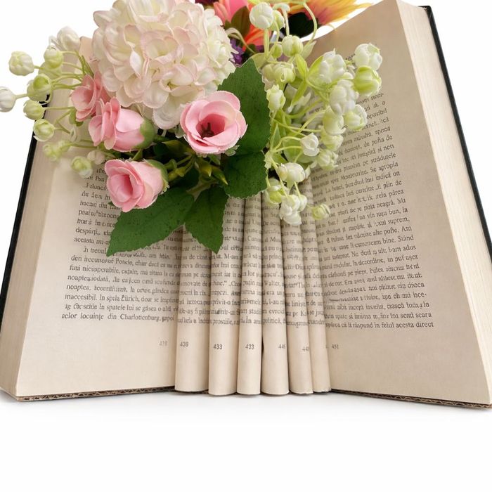 Vând decoratiune handmade din carte + flori artificiale