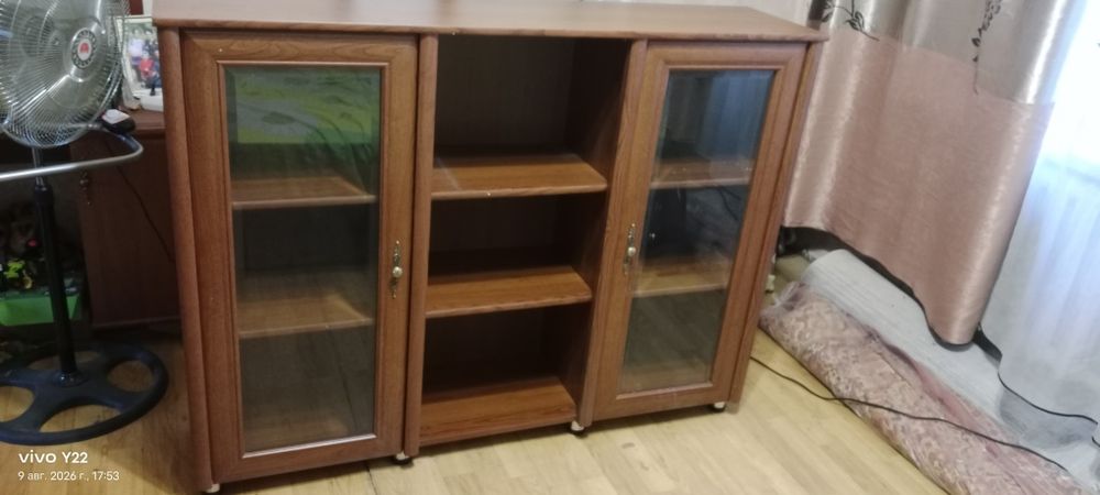 Продам комод-витрина;