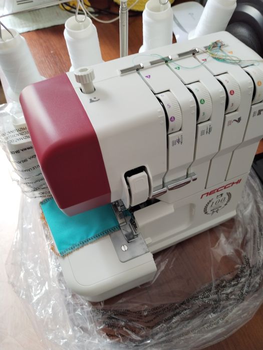 Оверлок машинка. Четырёх-бабинная.