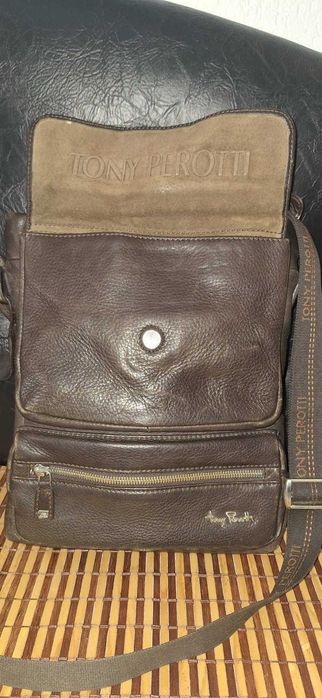 Geantă din piele, Tony Perotti