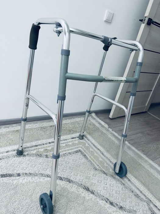 Шагающие ходунки для взрослых.